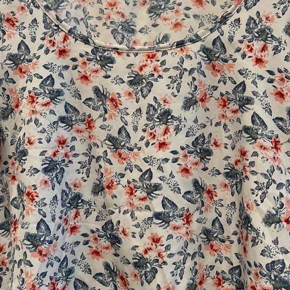 Hollister Cropped Floral Embroidered Sleeve Top - Picture 5 of 12